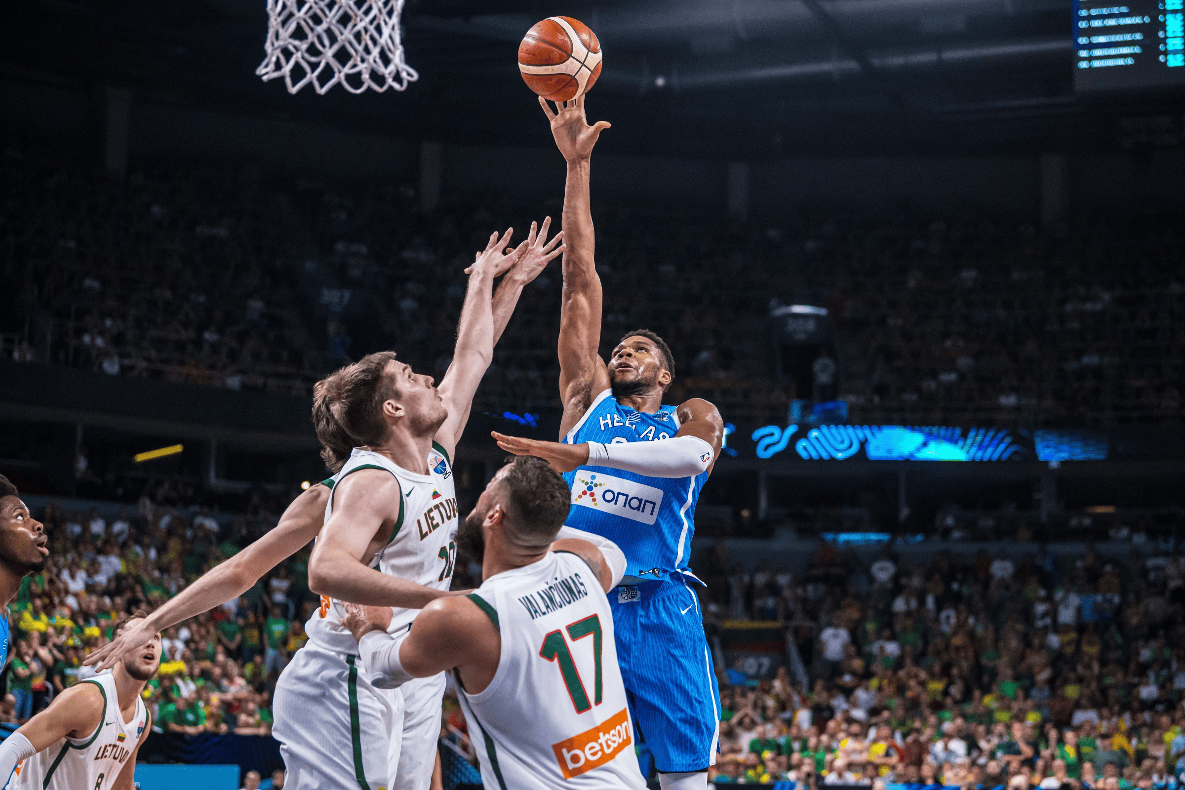 包含从清晨纽卡斯尔备战NBA总决赛到赛前巴黎圣日耳曼备战NBA常规赛，赛后塞维利亚备战意甲的词条